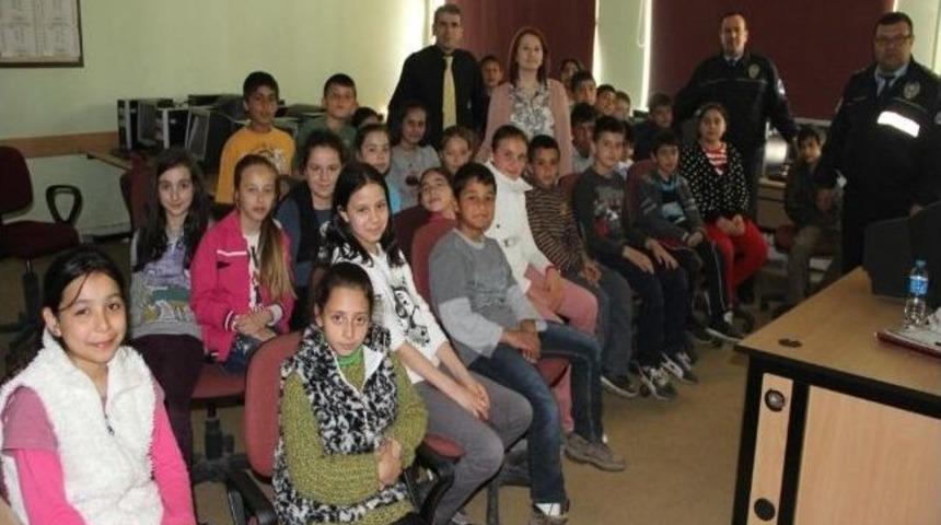 &Ouml;ğrenciler Trafik Konusunda Bilgilendiriliyor