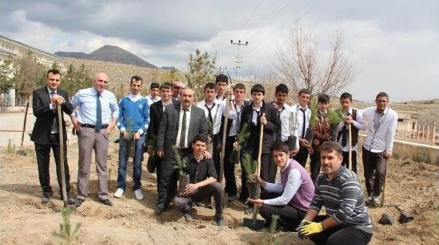 Meslek Lisesi &Ouml;ğrencilerinden Fidan Dikimi