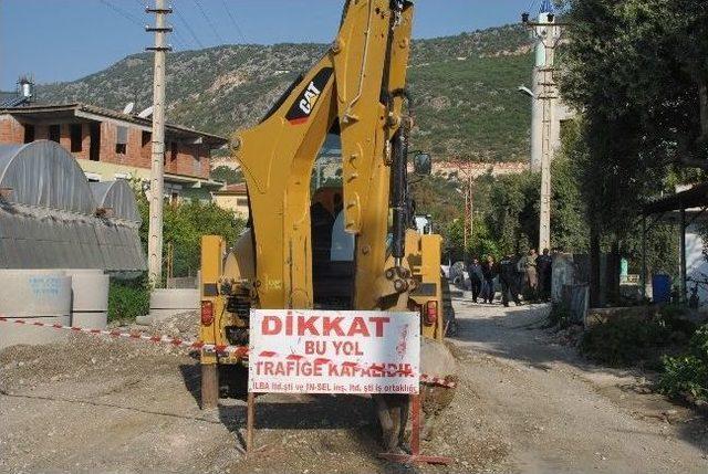 İş Makinesine Çarpan Motosikletli Genç Öldü