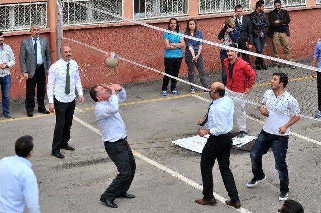 Siyasette Yendi, Voleybolda Yenildi 1