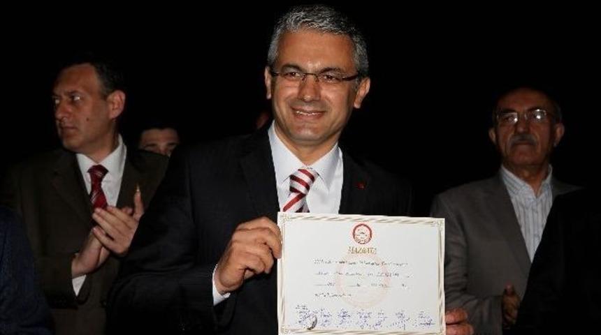 Başkan Akpınar Mazbatasını Babasına G&ouml;t&uuml;recek