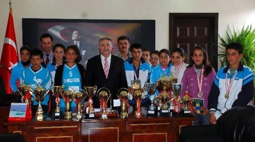 Damlacık Ortaokulu &Ouml;d&uuml;llere Doymuyor