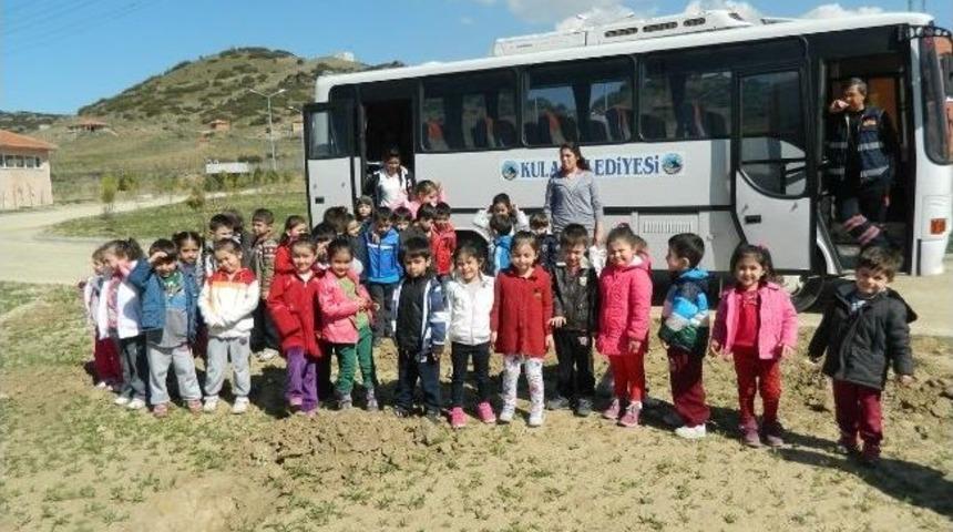 Kula'da Minik Eller Ağa&ccedil; Dikti