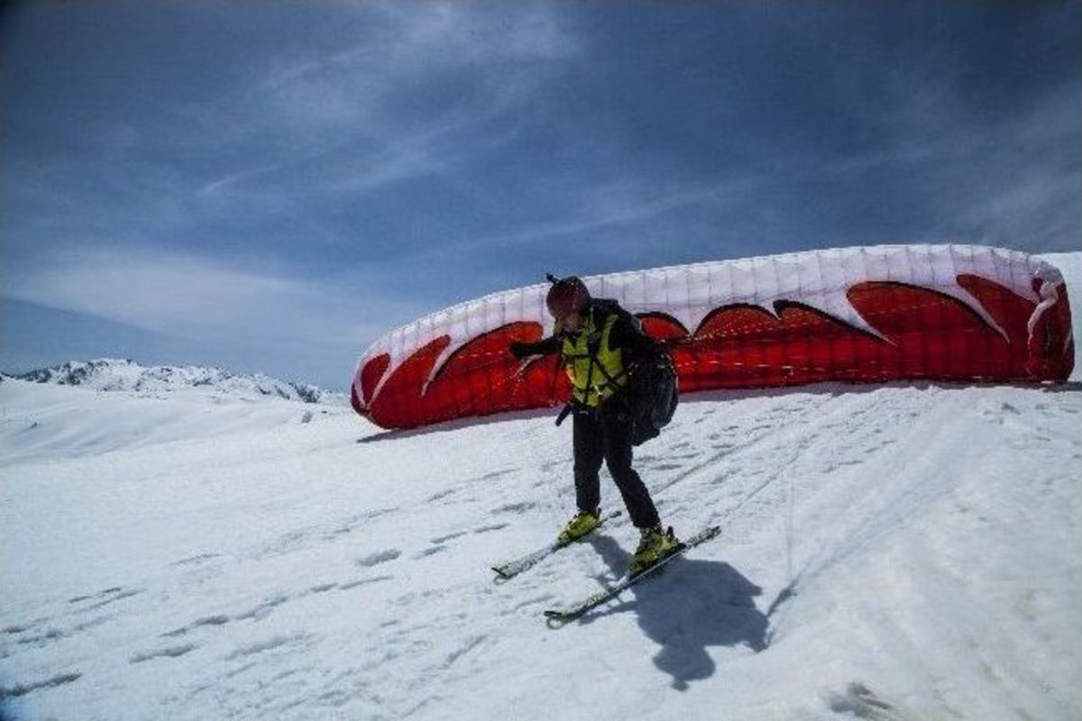 Hakkari&rsquo;de Kayak Yama&ccedil; Paraş&uuml;t&uuml;