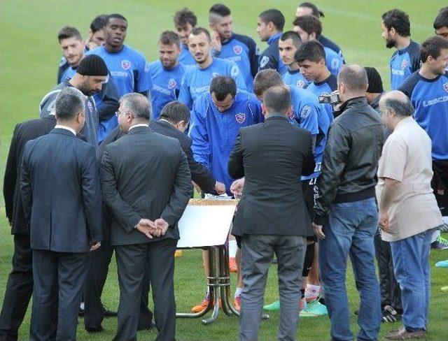 Emniyet M&uuml;d&uuml;r&uuml; Tezsever den Karab&uuml;kspor&rsquo;a Ziyaret 1