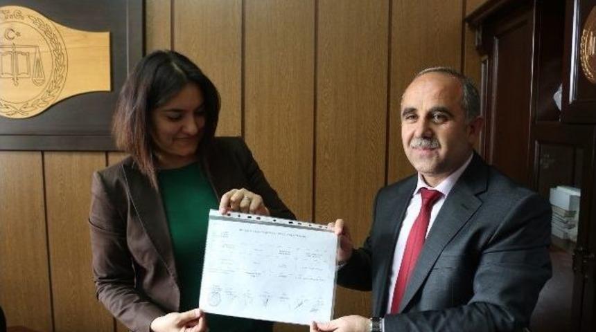 G&ouml;rdes'in Başkan Akyol Mazbatasını Aldı