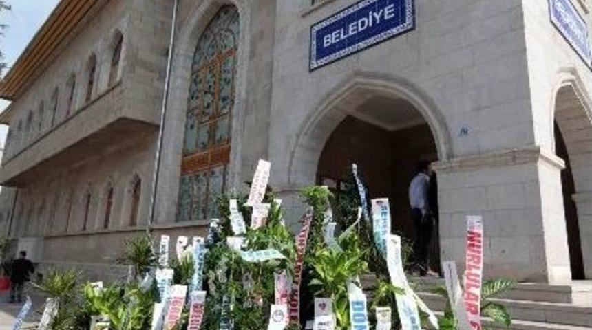 &Uuml;nver Kutlama &Ccedil;i&ccedil;eklerini İhh&rsquo;ya Bağışladı