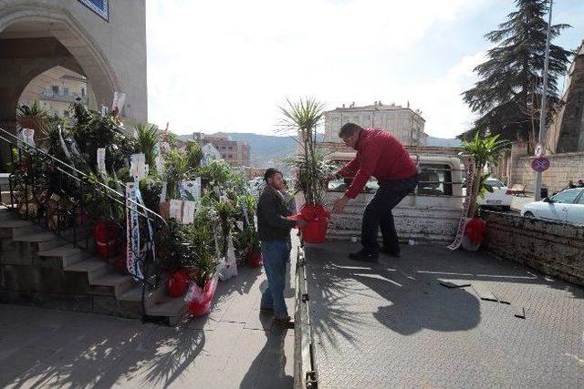 Ünver Kutlama Çiçeklerini İhh’ya Bağışladı