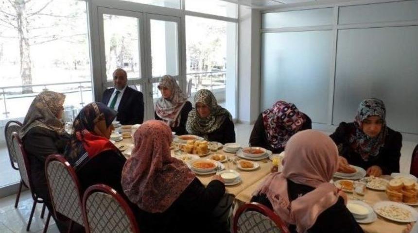 G&ouml;rme Engelli Kur'an Kursu &Ouml;ğrencilerine Yemek İkramı