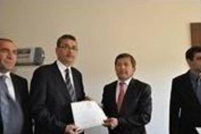 Başkan G&uuml;ven&ccedil; Mazbatasını Aldı 1