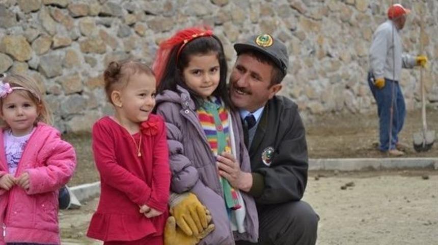 Tortum&rsquo;da Minik Eller Fidan Dikti