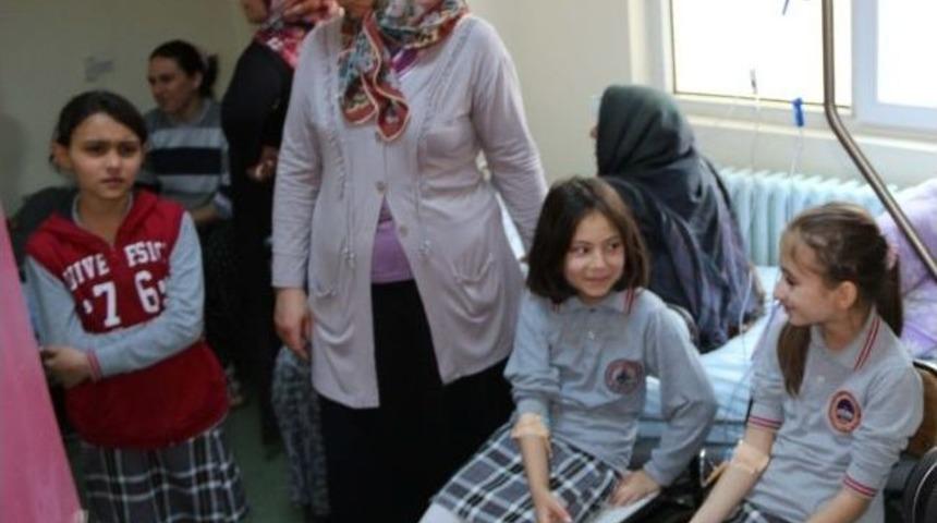 Mut&rsquo;ta 10 &Ouml;ğrenci Hastaneye Kaldırıldı