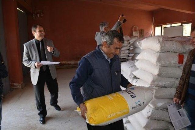 Niğde’de 81 Çiftçiye 9 Ton Aspir Tohumu Dağıtıldı