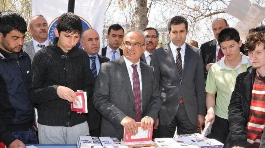 'k&uuml;t&uuml;phane Haftası'nı Kitap Okuyarak Kutladılar