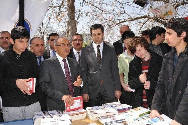 'kütüphane Haftası'nı Kitap Okuyarak Kutladılar