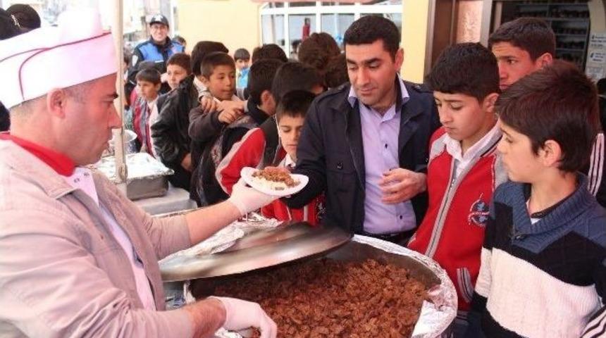 Hakkari Emniyet M&uuml;d&uuml;rl&uuml;ğ&uuml;&rsquo;nden 3 Bin Kişiye Yemek