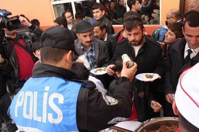 Hakkari Emniyet Müdürlüğü’nden 3 Bin Kişiye Yemek