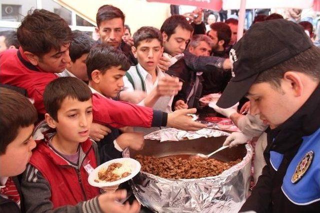 Hakkari Emniyet Müdürlüğü’nden 3 Bin Kişiye Yemek