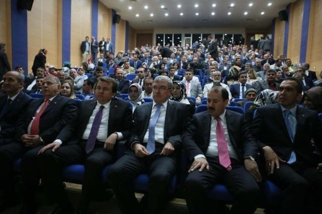 Halef Ve Selef Başkanlar Birbirlerini &Ccedil;i&ccedil;ekle Karşılayıp &Ccedil;i&ccedil;ekle Uğurladı