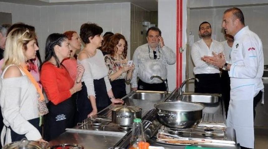 İzmirli Akademisyen Ve Gazeteciler Gaziantep Yemeklerini &Ouml;ğrendi