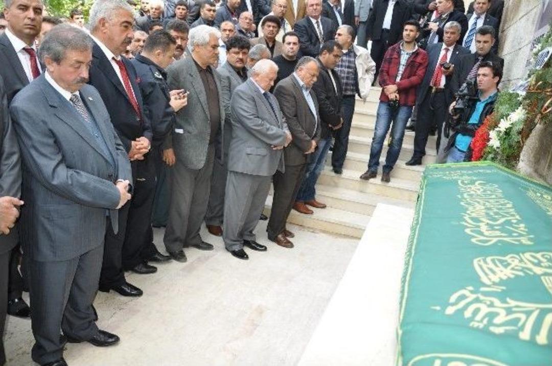 D&uuml;nya Ve Olimpiyat Şampiyonu Milli G&uuml;reş&ccedil;i İsmet Atlı Son Yolculuğuna Uğurlandı