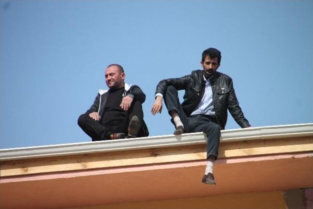 Maaşını Alamayan 4 İş&ccedil;i &Ccedil;atıya &Ccedil;ıkıp İntihara Kalkıştı