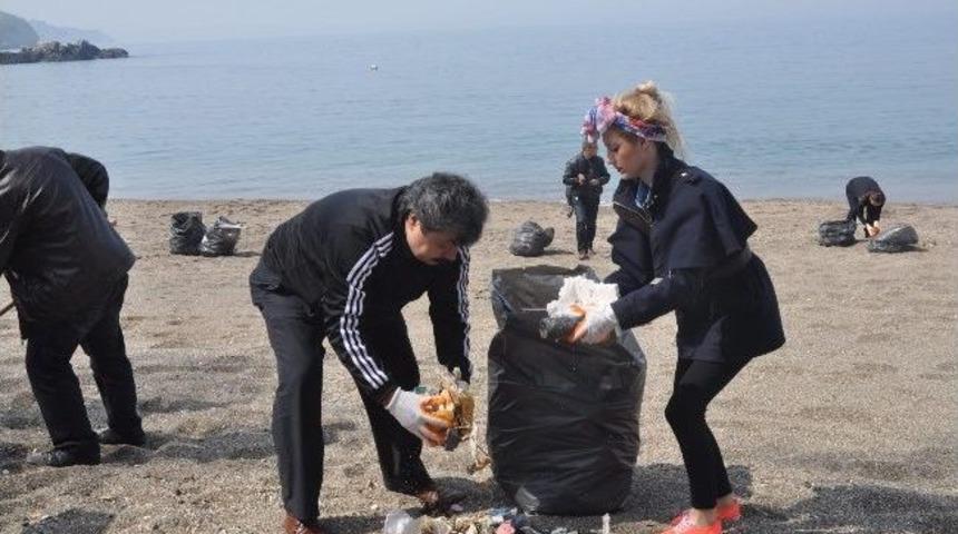 Bkm Gen&ccedil;leri Kapuz Plajı'nı Temizledi