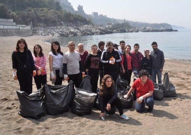 Bkm Gençleri Kapuz Plajı'nı Temizledi