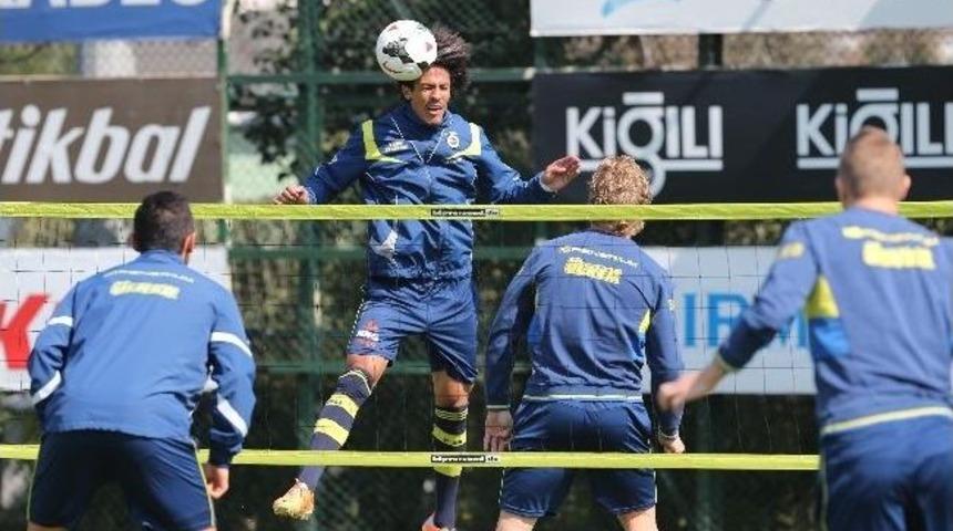 Fenerbah&ccedil;e, Galatasaray Ma&ccedil;ının Hazırlıklarını S&uuml;rd&uuml;r&uuml;yor