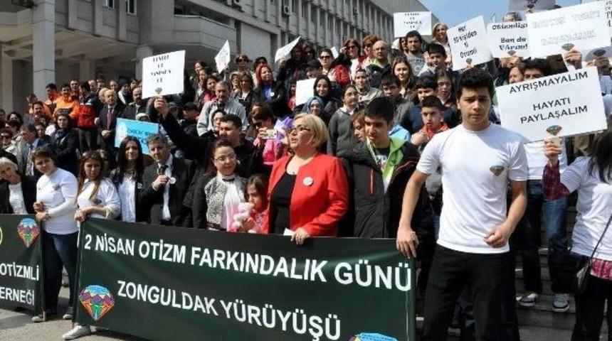 D&uuml;nya Otizm Farkındalık G&uuml;n&uuml; İ&ccedil;in Y&uuml;r&uuml;d&uuml;ler