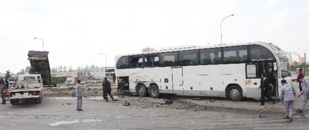 Adana'da Işıklar Yanmayınca Tır Kanala U&ccedil;tu