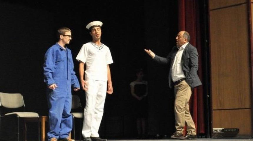 G&ouml;rme Engellilerin Tiyatro Aşkı