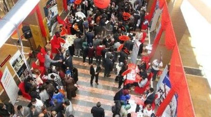 Piazza'da &Ouml;ğrencilerin Geleceğine Y&ouml;n Veren Fuar