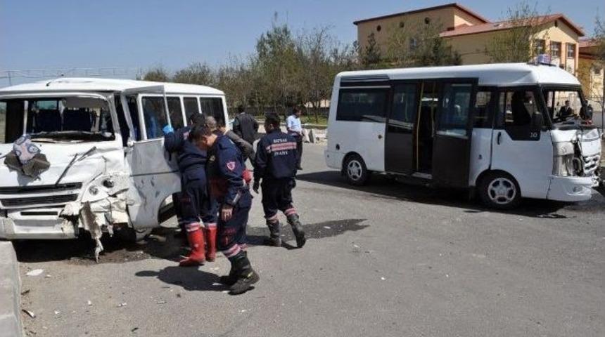&Ouml;ğrenci Taşıyan K&ouml;y Minib&uuml;s&uuml; Kaza Yaptı: 11 Yaralı