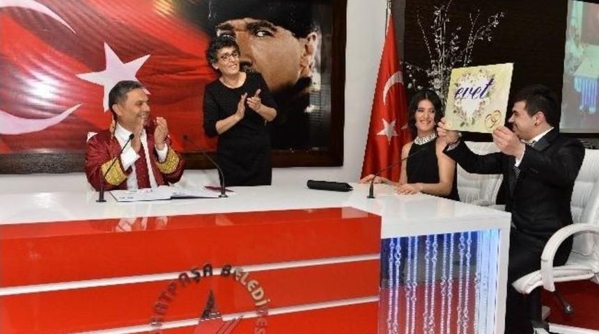 İşitme Engelli &Ccedil;iftten, Pankartlı Evet