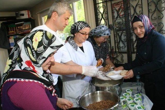 Yeniden Seçilen Muhtardan Mahalle Halkına Et Ziyafeti