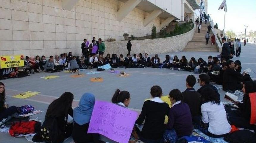 &Ouml;ğrenciler Kaldırımda Kitap Okudu