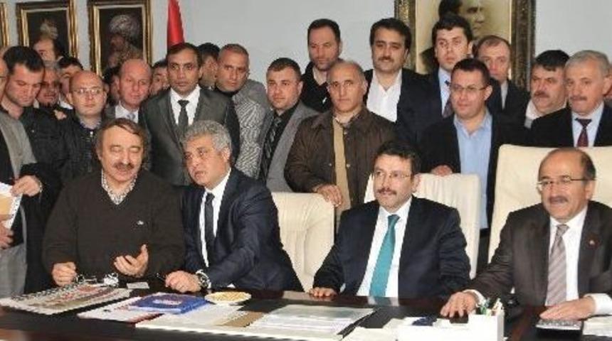 Başkan G&uuml;mr&uuml;k&ccedil;&uuml;oğlu Koltuğa Oturdu