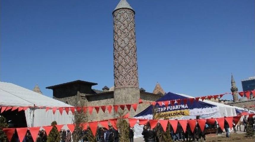 Doğu Anadolu B&ouml;lgesinde İlk Olan Erzurum 1. Kitap Fuarı A&ccedil;ıldı