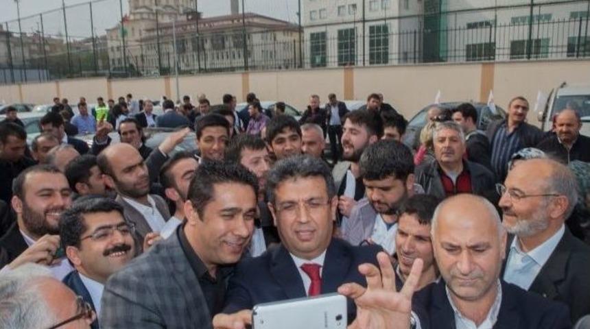 Mazbatayı Aldı, Selfıe Yaptı