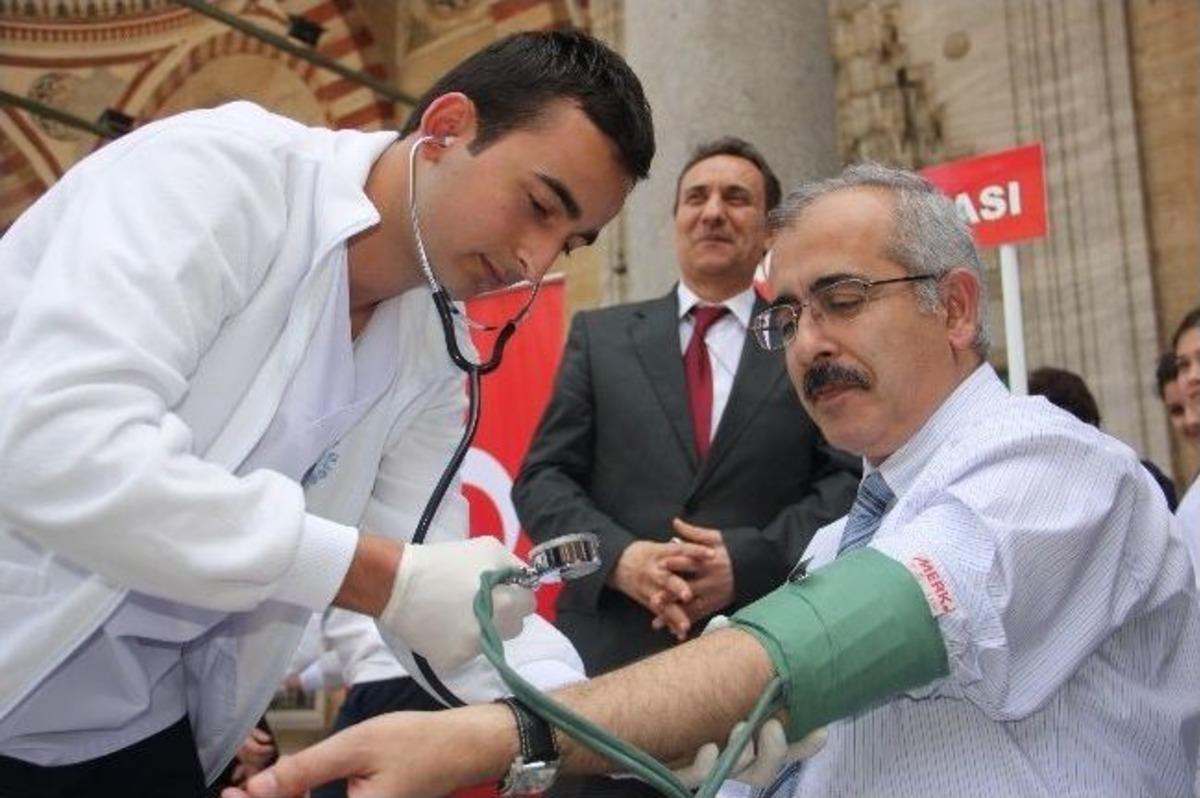 Sağlık Haftasında &Ouml;ğrencilerden Tansiyon &Ouml;l&ccedil;&uuml;m&uuml;