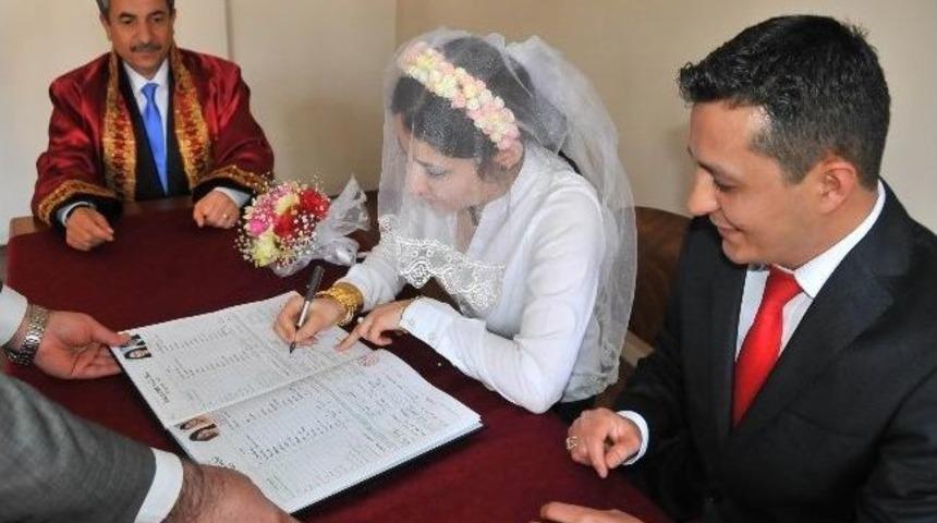 Başkan Akkaya İlk Nikahını Kıydı