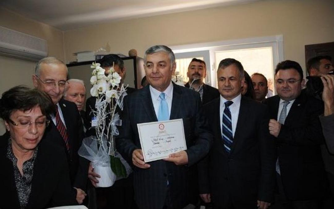 Sarıyer Belediye Başkanı Ş&uuml;kr&uuml; Gen&ccedil; Mazbatasını Aldı