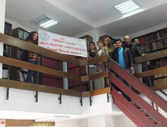 Yozgat Gen&ccedil;lik Merkezi &Uuml;yelerinden K&uuml;t&uuml;phane Ziyareti 1
