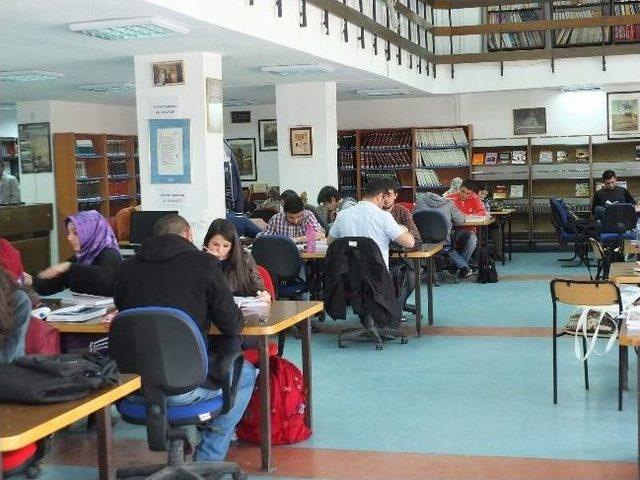 Yozgat Gen&ccedil;lik Merkezi &Uuml;yelerinden K&uuml;t&uuml;phane Ziyareti 2