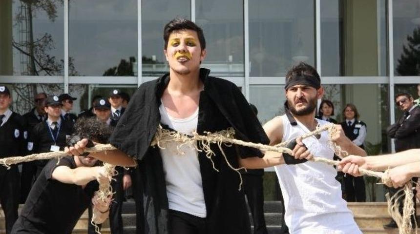 &Uuml;niversite &Ouml;ğrencileri Kendilerini İple Bağladı