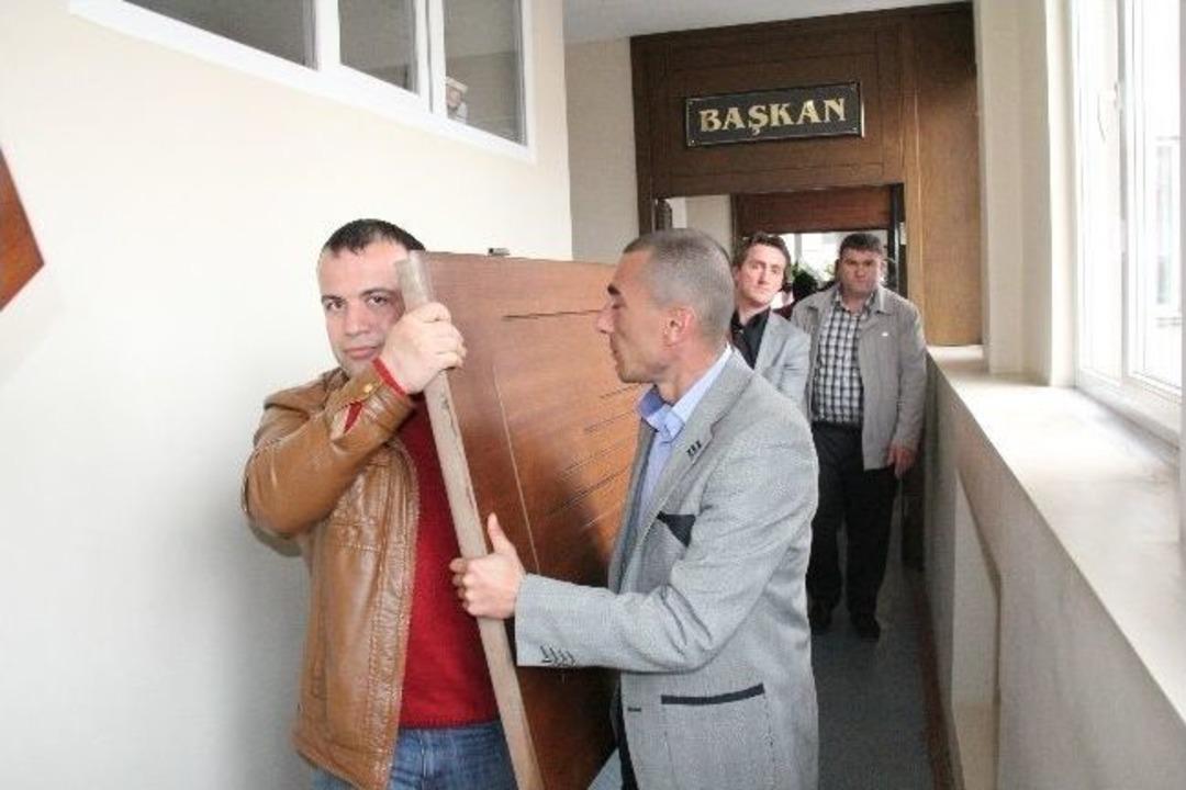 Makam Kapısını S&ouml;kt&uuml;r&uuml;p Koltuğa Oturdu