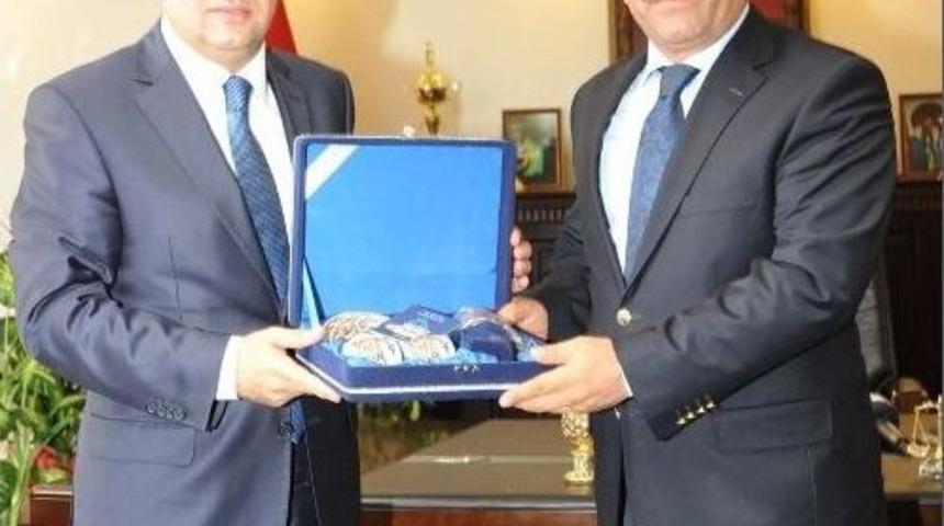 Bakan Fikri Işık Ş&uuml;kr&uuml; Karabacak'ı Tebrik Etti