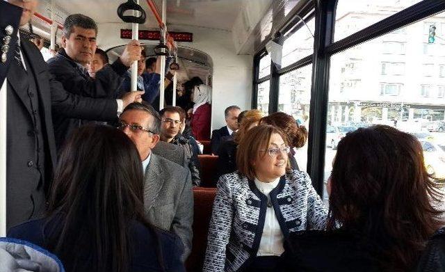 Gaziantep’in Belediye Başkanı Şahin, Tramvaya Binerek Herkesi Şaşırttı