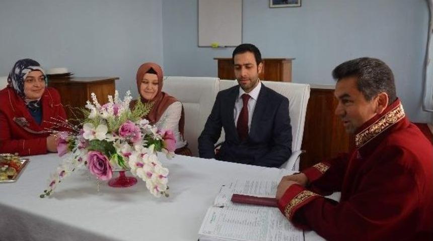 Başkan &Ccedil;atma&rsquo;nın İlk İcraatı Nikah Kıymak Oldu